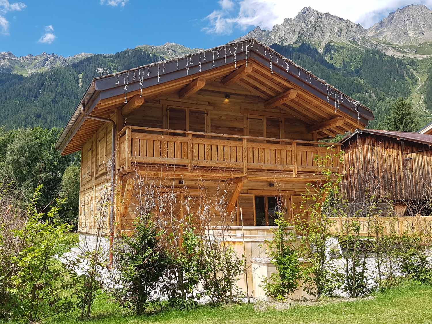 Construction de chalet en bois dans une région montagneuse